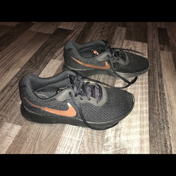 nike tanjun black and rose gold